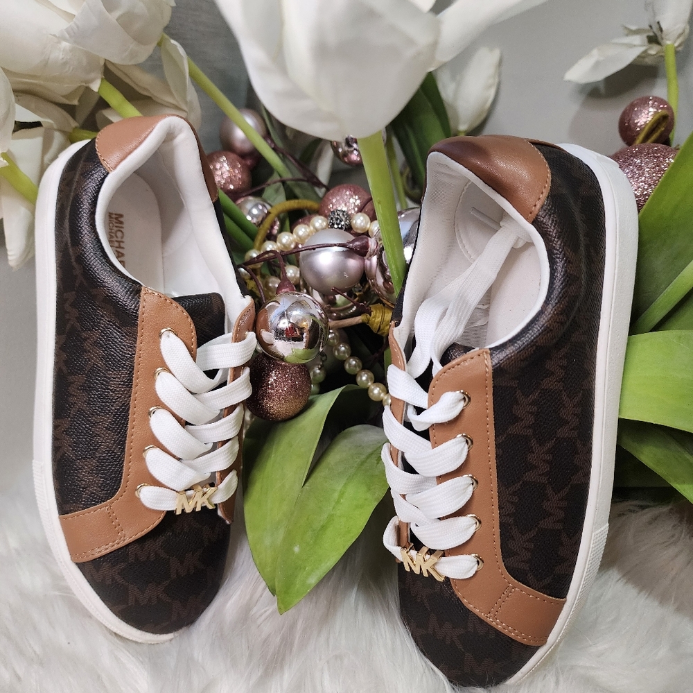 Michael Kors  Sneaker size:5Youth/Women6.5 new